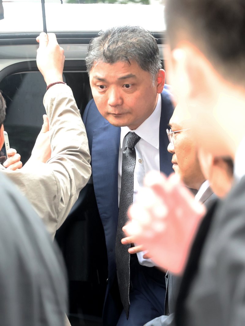 [서울=뉴시스] 홍효식 기자 = SM엔터테인먼트 시세조종 의혹을 받는 카카오 창업주 김범수 경영쇄신위원장이 22일 오후 서울 양천구 서울남부지방법원에서 열리는 구속 전 피의자 심문(영장실질심사)에 출석하고 있다. 2024.07.22. yesphoto@newsis.com