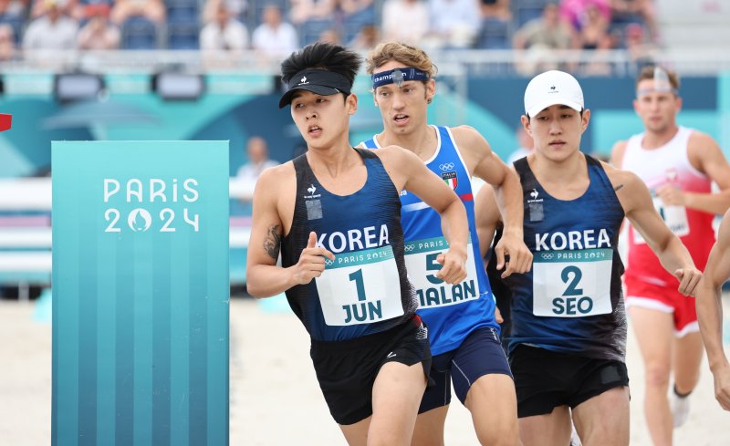 프랑스 베르사유 궁전에서 열린 2024 파리올림픽 근대5종 남자 준결승전에서 한국 전웅태와 서창완이 레이저 런 경기를 치르고 있다. / 사진 = 뉴스1