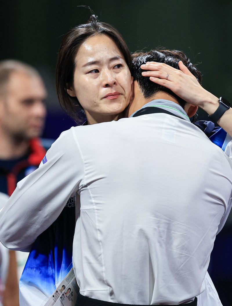 대한민국 태권도 국가대표팀 서건우 선수가 10일 오전(한국시간) 프랑스 파리 그랑 팔레에서 진행된 2024 파리올림픽 태권도 남자 80kg급 동메달 결정전 덴마크의 에디 흐르닉 선수와의 경기를 패배한 후 오혜리 코치의 위로를 받고 있다. / 사진 = 뉴스1