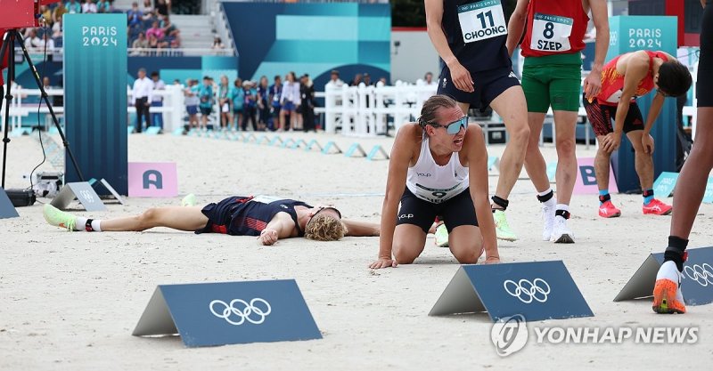 힘든 근대5종 경기 마친 선수들 힘든 근대5종 경기 마친 선수들 (베르사유[프랑스]=연합뉴스) 김인철 기자 = 9일(현지시간) 프랑스 베르사유 궁전에서 열린 2024 파리올림픽 근대5종 남자 준결승전에서 레이저 런 경기를 마친 선수들이 숨을 고르고 있다. 2024.8.10 yatoya@yna.co.kr (끝)