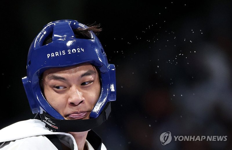 무수히 흩날리는 땀방울 무수히 흩날리는 땀방울 (파리=연합뉴스) 임화영 기자 = 9일(현지시간) 프랑스 파리 그랑팔레에서 열린 2024 파리올림픽 태권도 남자 80kg급 준결승에서 한국 서건우가 이란 메흐란 바르호르다리와의 대결 도중 땀을 흘리고 있다. 2024.8.10 hwayoung7@yna.co.kr (끝)