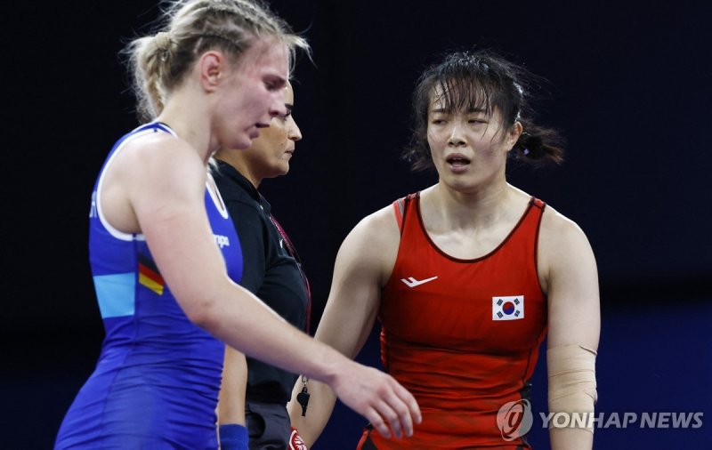 극적으로 파리 올림픽에 출전해 한 경기만에 탈락한 레슬링 이한빛 Paris 2024 Olympics - Wrestling - Women's Freestyle 62kg 1/8 Finals - Champ de Mars Arena, Paris, France - August 09, 2024. Hanbit Lee of South Korea reacts after losing the match against Luisa Helga Gerda Niemesch of Germany. REUTERS/Kim Kyung-Hoon