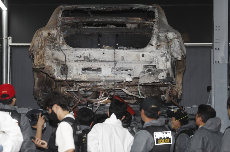 [인천=뉴시스] 김동영 기자 = 8일 오전 인천 서구 당하동 자동차 공업소에서 아파트 지하주차장에서 화재가 발생한 벤츠 전기차에 대한 2차 합동감식을 실시되고 있다. 이날 합동감식에는 국립과학수사연구원, 소방, 벤츠 등 관계기관이 참여했다. 2024.08.08. dy0121@newsis.com