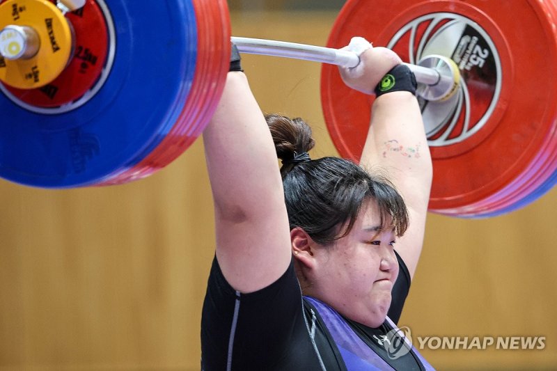 바벨 들어올리는 박혜정 (완도=연합뉴스) 서대연 기자 = 17일 전남 완도농어민문화체육센터에서 열린 제104회 전국체육대회 역도 여자 일반부 87kg급 결승에서 박혜정(고양시청)이 용상 2차 시기에 도전하고 있다. 2023.10.17 dwise@yna.co.kr (끝)