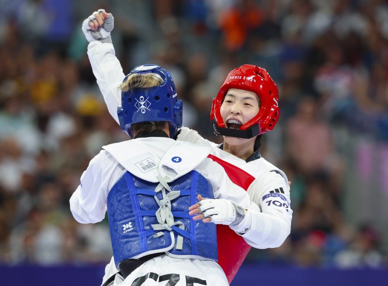 10일(현지시간) 프랑스 파리 그랑팔레 태권도 경기장에서 열린 2024 파리올림픽 태권도 여자 67kg급 16강전에서 한국 이다빈이 체코의 페트라 스톨보바와 경기에서 득점한 뒤 환호하고 있다. 이다빈은 이경기에서 승리해 다음 라운드에 진출했다. / 사진 = 연합뉴스