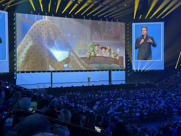 '토이 스토리 5' 소개하는 앤드루 스탠턴 감독 (애너하임[미 캘리포니아]=연합뉴스) 임미나 특파원 = '토이 스토리 5' 연출을 맡은 앤드루 스탠턴 감독이 9일(현지시간) 미국 캘리포니아주 애너하임 혼다센터에서 열린 디즈니 'D23: 글로벌 팬 이벤트' 첫날 쇼케이스에서 신작에 대해 소개하고 있다. mina@yna.co.kr