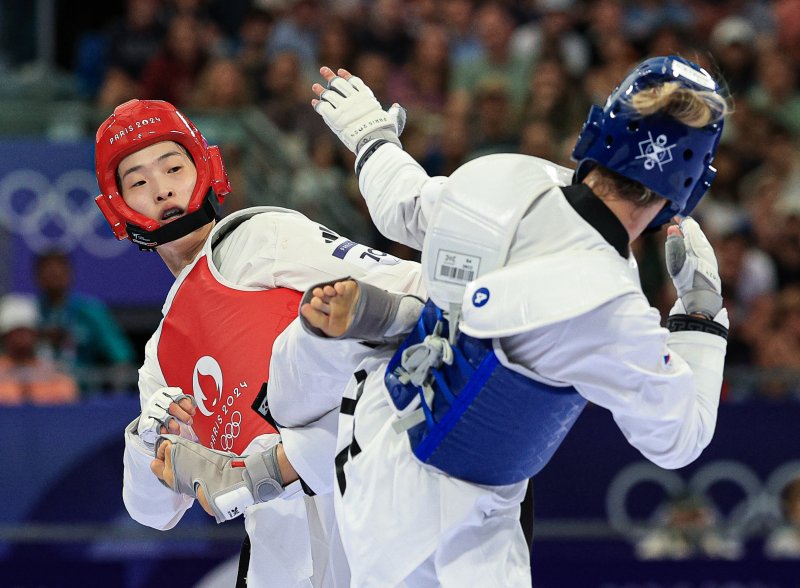 대한민국 태권도 국가대표팀 이다빈 선수가 10일 오후(한국시간) 프랑스 파리 그랑 팔레에서 진행된 2024 파리올림픽 태권도 여자 +67kg급 16강 경기에서 체코의 페트라 스톨보바 선수와 자웅을 겨루고 있다. / 사진= 뉴스1