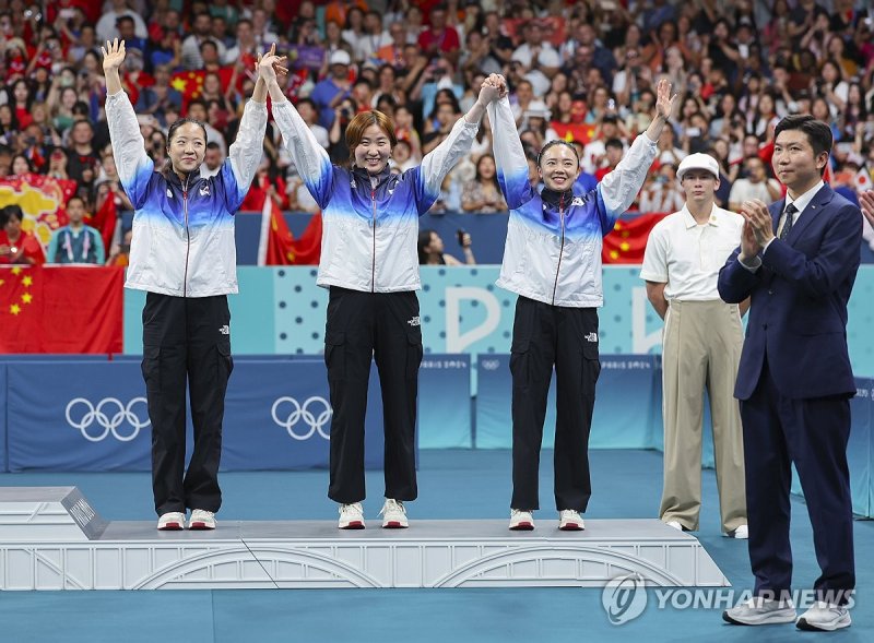 10일 오후(한국시간) 프랑스 파리 사우스 파리 아레나에서 열린 2024 파리올림픽 탁구 여자 단체전 동메달 결정전에서 독일을 꺾고 승리한 한국 대표팀 신유빈, 이은혜, 전지희 (왼쪽부터)가 시상대에 올라 환호하고 있다. 사진=연합뉴스