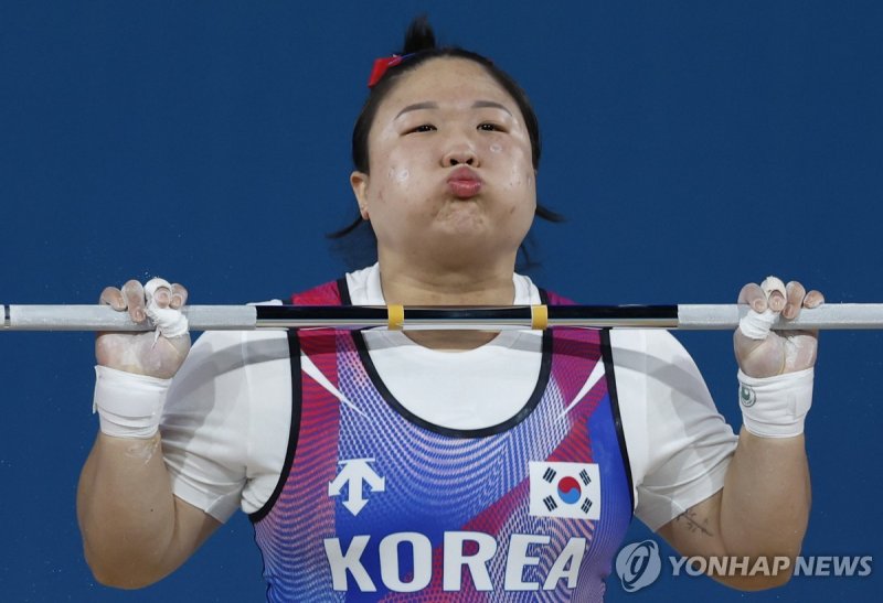 김수현이 11일(한국시간) 프랑스 파리의 사우스 파리 아레나 6에서 열린 2024 파리 올림픽 역도 여자 81㎏급 경기에서 인상 110㎏, 용상 140㎏, 합계 250㎏을 들어 13명 중 6위에 올랐다. 하지만 이날 김수현은 인상과 용상에서 무려 3차례의 성공이 실패로 번복되는 불운을 겪었다 / 사진 = 연합뉴스