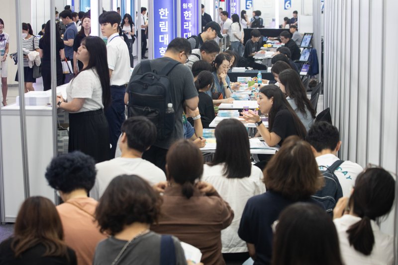 서울 강남구 코엑스바카라사이트 홈런 지난해 7월 열린 '2025학년도 수시 대학입학바카라사이트 홈런박람회'를 찾은 학생과 학부모가 상담을 받는 모습. /뉴스1 ⓒ News1 유승관 기자 /사진=뉴스1