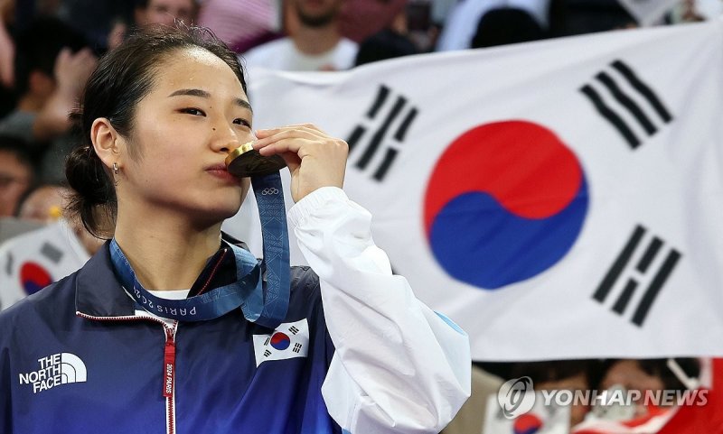 "안세영 빨리 귀화시키자" '금메달 여제' 탐내는 中 누리꾼