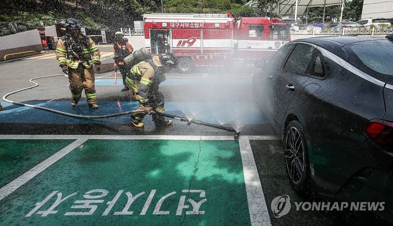 '전기차 화재 진압은 이렇게' '전기차 화재 진압은 이렇게' (대구=연합뉴스) 윤관식 기자 = 26일 대구 서구 이현동 대구서구문화회관에서 진행된 전기차 화재 대응 훈련에서 대구서부소방서 소방관이 상방방사장치를 사용해 불을 끄는 훈련을 하고 있다. 2024.6.26 psik@yna.co.kr (끝)