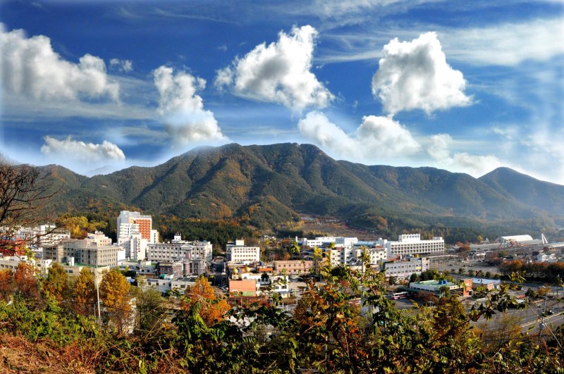 [창원=뉴시스]국내 1호 온천도시로 지정된 경남 창녕군 부곡온천 전경. 온천+파크골프가 연계된 테마 실버타운으로 재개발하여 헬스케어 리조트인 ‘(가칭)부곡 핫스프링스 카운티’를 조성할 계획이다.(사진=경남도 제공) 2024.08.11. photo@newsis.com