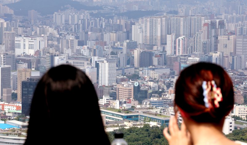 '나홀로 하향곡선' 보험사 주담대..."은행 수준 규제 적용해야"