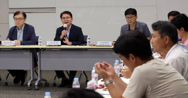 [세종=뉴시스] 강종민 기자 = 최정록 농림축산식품부 방역정책국장이 9일 세종시 정부세종청사에서 열린 동물단계 인수공통질병 대응을 위한 TF Kick-off 협의회에서 발언하고 있다. 2024.08.09. ppkjm@newsis.com