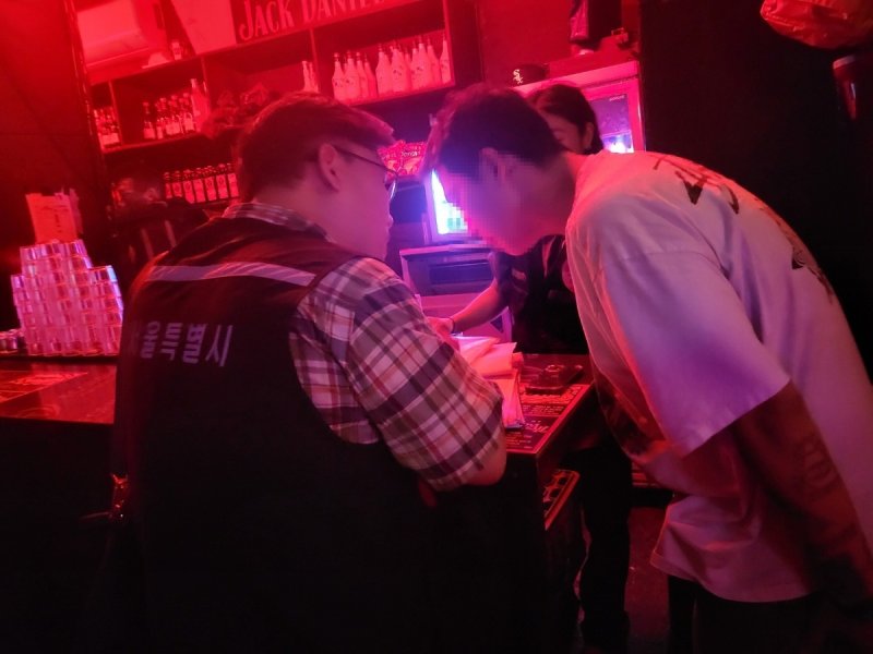 클럽 점검에 나선 서울시 유흥시설 마약류 특별단속반 (서울=연합뉴스) 지난 9일 서울 마포구 서교동의 한 클럽에서 서울시 식품정책과 소속 직원이 클럽 관계자에게 질문하고 있다. 2024.8.11 [서울시 제공. 재판매 및 DB 금지]