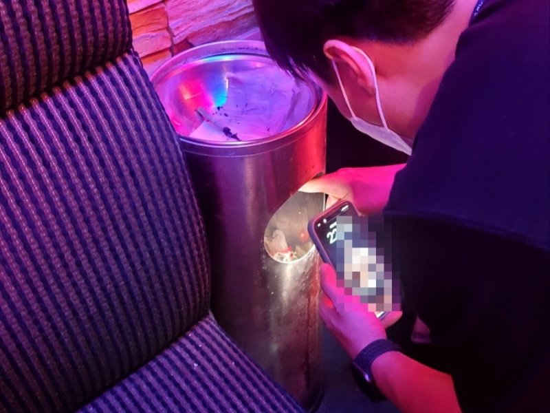 유흥시설 내 마약 투약 흔적을 확인 중인 서울시 특별단속반 [서울시 제공. 재판매 및 DB 금지]