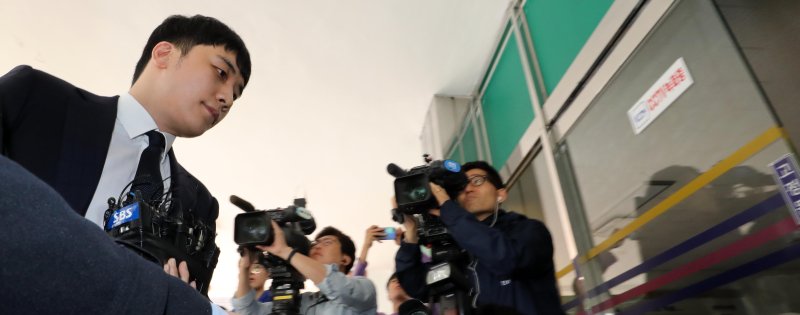 [서울=뉴시스] 고범준 기자 = 상습도박 및외국환거래법 위반 혐의로 입건된그룹 빅뱅 출신 가수 승리가 24일 오전 조사를 받기 위해 서울 중랑구 서울지방경찰청 지능범죄수사대에 출석하고 있다. 2019.09.24. bjko@newsis.com