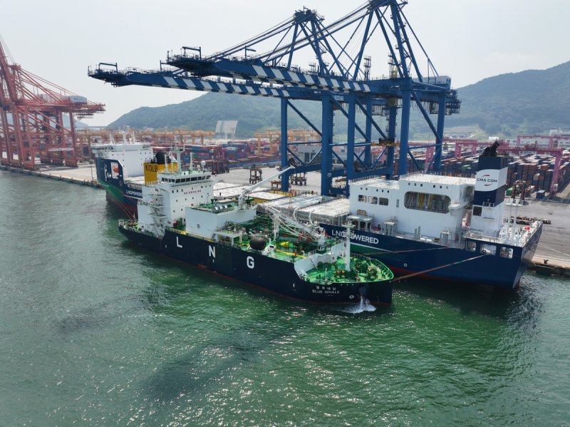 부산 신항에서 한 LNG 선박이 공급 및 하역 작업을 하고 있는 모습. 부산항만공사 제공