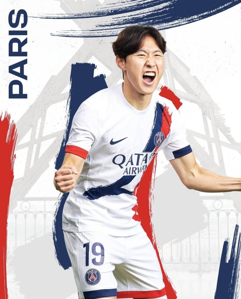 [서울=뉴시스] 프랑스 프로축구 리그1 파리 생제르맹(PSG)이 3일(한국시각) 2024~2025시즌 원정 유니폼 모델로 국가대표 미드필더 이강인을 내걸었다. (사진=파리생제르맹 공식 SNS 캡처) 2024.07.03. *재판매 및 DB 금지