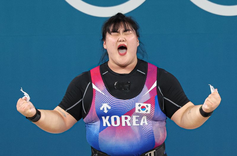 (파리(프랑스)=뉴스1) 이동해 기자 = 대한민국 역도 국가대표팀 박혜정 선수가 11일(한국시간) 프랑스 파리 사우스 파리 아레나6에서 진행된 2024 파리올림픽 역도 여자 81kg급 경기에서 용상 168kg 2차시기를 성공한 후 기뻐하고 있다. 2024.8.11/뉴스1 /사진=뉴스1화상