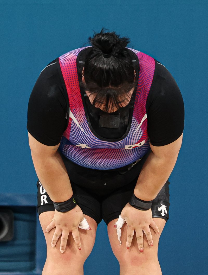 대한민국 역도 국가대표팀 박혜정 선수가 11일(한국시간) 프랑스 파리 사우스 파리 아레나6에서 진행된 2024 파리올림픽 역도 여자 81kg급 경기에서 용상 173kg 3차시기에 실패한 후 아쉬워 하고 있다. 사진=뉴스1