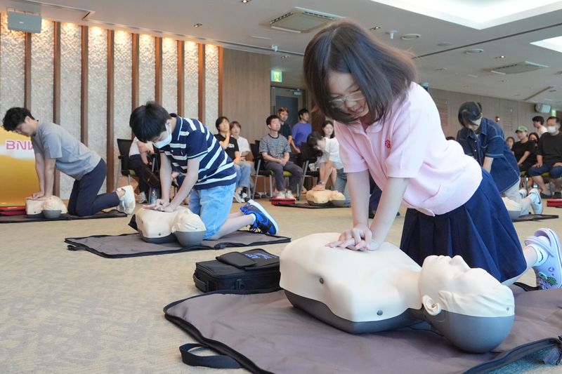 BNK부산은행 임직원들이 지난 10일 오전 본점 스카이홀에서 심폐소생술(CPR)교육을 받고 있다. 부산은행 제공