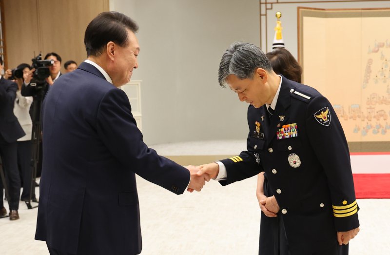 윤석열 대통령이 12일 서울 용산 대통령실 청사에서 열린 경찰청장 임명장 수여식에서 조지호 경찰청장과 인사를 나누고 있다. 2024.08.12. /사진=뉴시스화상