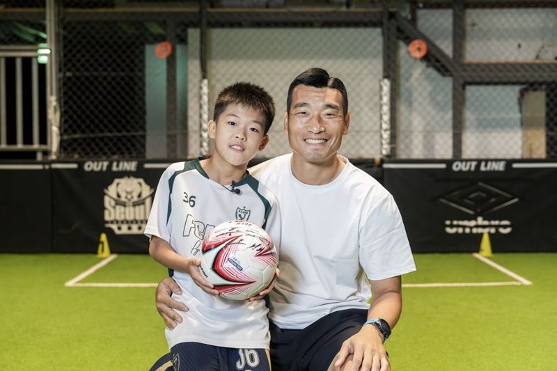 축구 국가대표 선수를 꿈꾸는 월드비전 등록 아동 꿈빈이(11세·가명)를 만나 멘토링을 진행한 전 축구 국가대표 조원희. 월드비전 제공