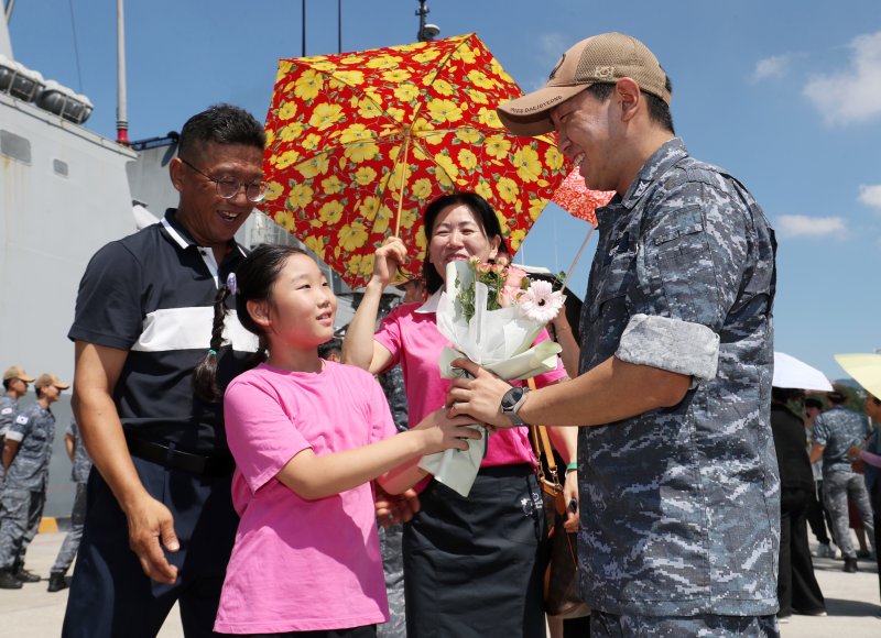 12일 경남 창원시 진해구 진해 군항에서 열린 청해부대 42진 대조영함 파병 복귀 환영 행사에서 부대원이 가족과 인사를 나누고 있다. 뉴스1 제공