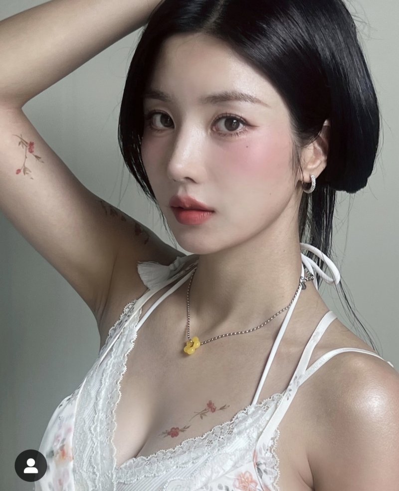 권은비, 가슴에 새긴 장미 타투…청순 글래머