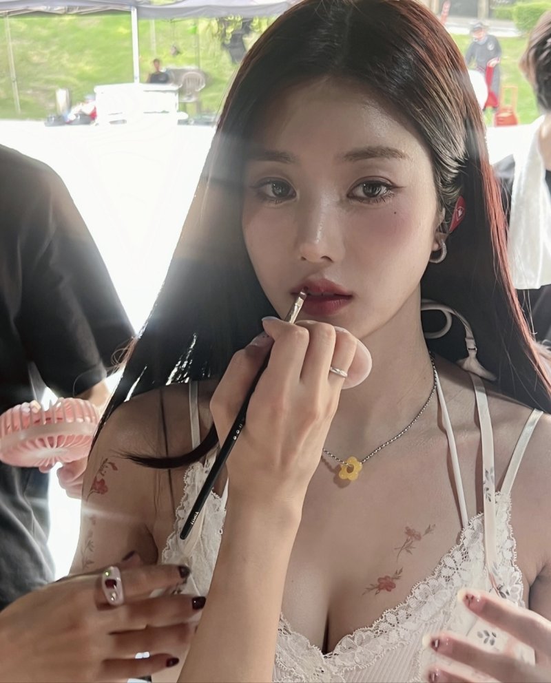 권은비, 가슴에 새긴 장미 타투…청순 글래머