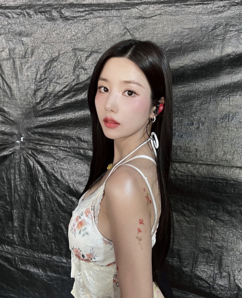 권은비, 가슴에 새긴 장미 타투…청순 글래머