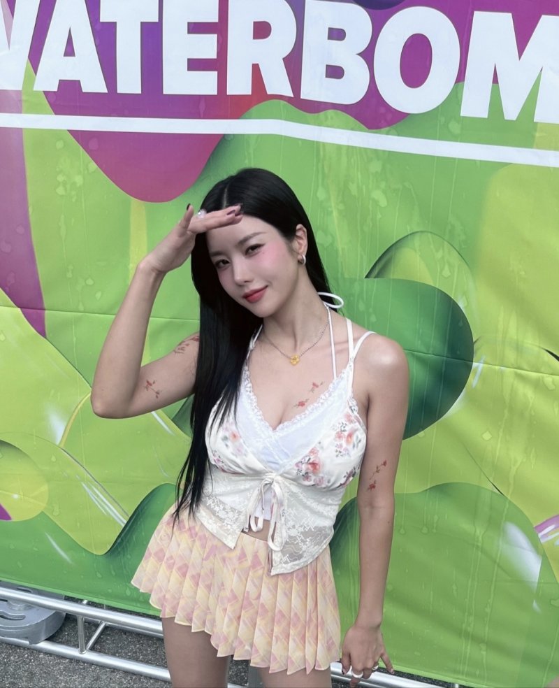 권은비, 가슴에 새긴 장미 타투…청순 글래머