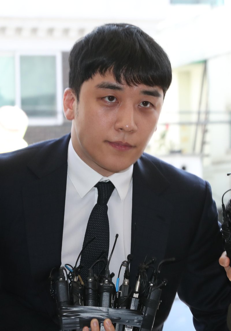 [서울=뉴시스]고범준 기자 =상습도박 및 외국환거래법 위반 혐의로 입건된 그룹 빅뱅 출신 가수 승리가 24일 오전 조사를 받기 위해 서울 중랑구 서울지방경찰청 지능범죄수사대에 출석하고 있다. 2019.09.24. bjko@newsis.com