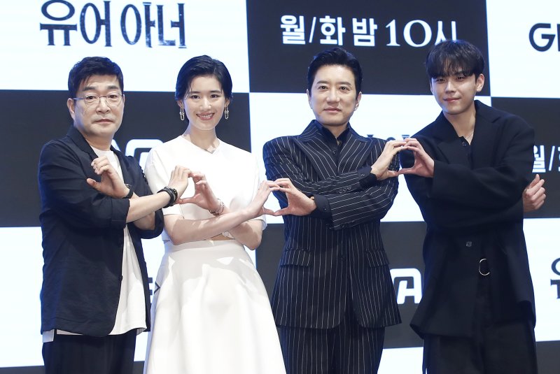 배우 손현주(왼쪽부터)와 정은채, 김명민, 김도훈이 12일 서울 구로구 더세인트에서 진행된 지니 TV 새 오리지널 드라마 '유어 아너' 제작발표회에서 포즈를 취하고 있다. '유어 아너'는 자식을 위해 괴물이 되기로 한 두 아버지의 부성 본능 대치극이다. 2024.8.12/뉴스1 ⓒ News1 권현진 기자