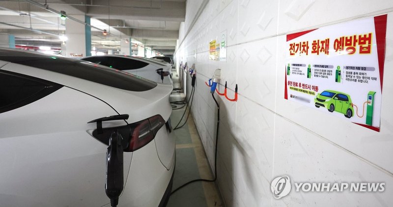 아파트 전기차 충전소에 붙은 전기차 화재 예방법 아파트 전기차 충전소에 붙은 전기차 화재 예방법 (인천=연합뉴스) 임순석 기자 = 12일 오후 인천 연수구 송도동 한 아파트 지하 주차장 전기차 충전소에 전기차 화재 예방법이 붙어 있다. 2024.8.12 soonseok02@yna.co.kr (끝)