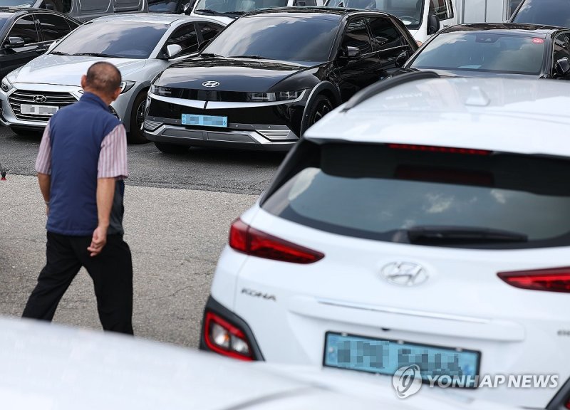 중고차시장에 놓인 전기차 중고차시장에 놓인 전기차 (서울=연합뉴스) 류영석 기자 = 국내 중고차 시장에서 전기차 매물이 증가한 가운데 12일 서울 장안평중고차매매시장에 전기차가 주차되어 있다. 직영 중고차 플랫폼 케이카(K Car)에 따르면 지난 1일 이후 7일간 '내차 팔기 홈 서비스'에 등록된 전기차 접수량은 직전 주(지난달 25∼31일) 대비 184% 증가했다. 2024.8.12 ondol@yna.co.kr (끝)