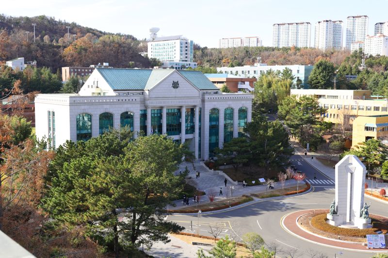 글로컬대학30에 선정된 울산대학교가 '울산 산업 대전환을 견인하는 지산학일체형 대학'을 비전으로 삼고 인재 및 산업 혁신을 선도하는 도시형 오픈 캠퍼스 조성에 나섰다. 울산대 교정.