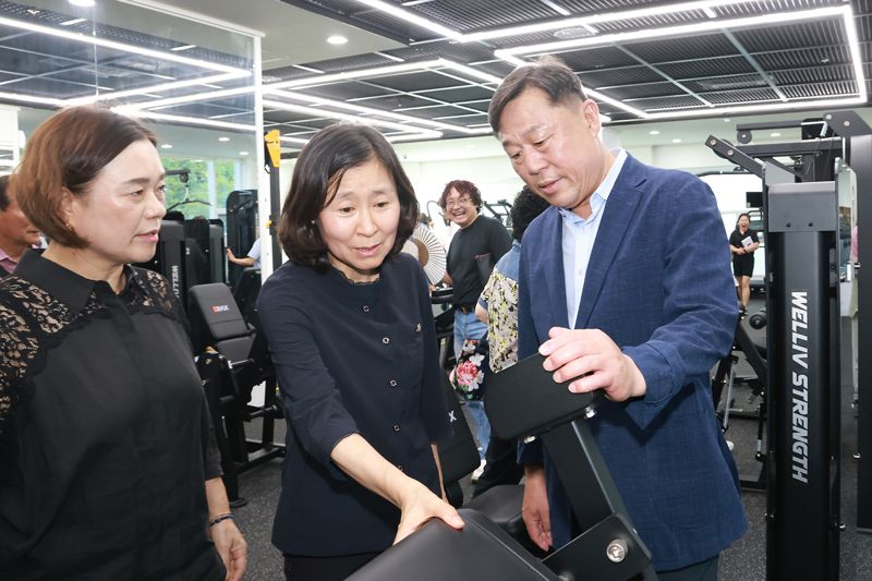 울산 동구 서부건강센터 재개관식이 12일 열린 가운데 김종훈 동구청장(사진 오른쪽)과 박경옥 동구의회 의장(사진 가운데)이 시설과 장비를 살펴보고 있다. 울산 동구 제공