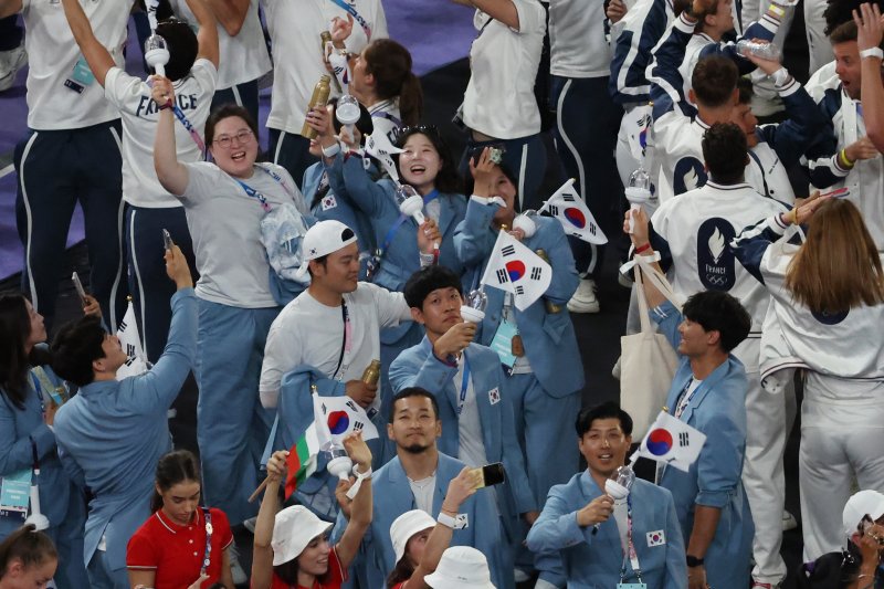 '17일간의 열전'을 뒤로 하고 2024 파리올림픽이 폐막했다. 12일 오전(한국시간) 프랑스 파리 인근 생드니 스타드 드 프랑스 경기장에서 열린 폐막식에서 대한민국 선수들이 입장하고 있다. 한국 선수단은 이번 올림픽에서 금메달 13개, 은메달 9개, 동메달 10개를 수확해 메달 순위 8위를 기록했다. 사진=연합뉴스