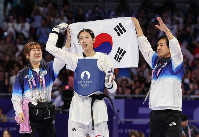 대한민국 태권도 국가대표팀 김유진 선수가 9일(한국시간) 프랑스 파리 그랑 팔레에서 진행된 2024 파리올림픽 태권도 여자 57kg급 결승 경기 이란의 나히드 키야니찬데 선수와의 경기에서 금메달을 확정지은 후 기뻐하고 있다. 2024.8.9/뉴스1 ⓒ News1 이동해 기자