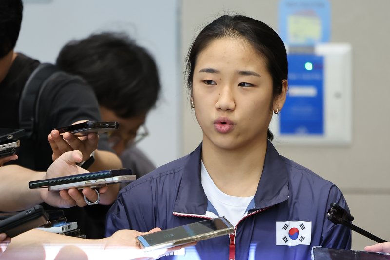 2024 파리 올림픽 배드민턴 여자단식에서 금메달을 획득한 뒤 안세영이 7일 오후 인천공항을 통해 귀국, 취재진과 인터뷰 하고 있다. 안세영은 금메달 획득 후 대한배드민턴협회의 부조리를 지적하며 논란이 되고 있다. 2024.8.7/뉴스1 ⓒ News1 김도우 기자 /사진=뉴스1