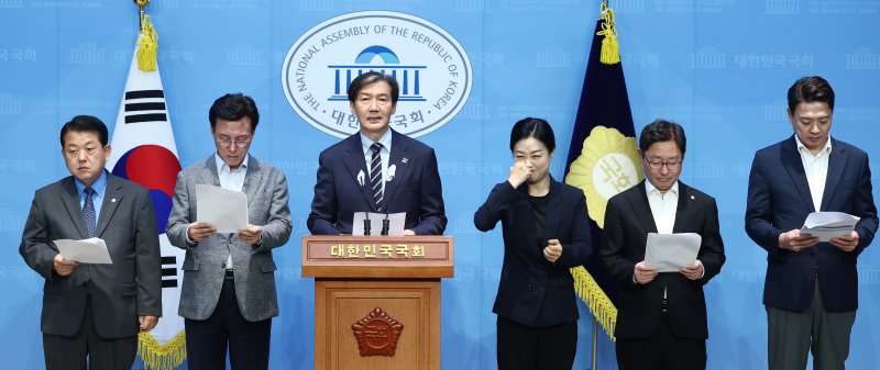 국회 국방위원회 야당 위원들이 13일 오전 서울 여의도 국회 소통관에서 김용현 국방부 장관 후보자 지명 철회 촉구 기자회견을 하고 있다. 왼쪽부터 김병주·김민석 더불어민주당 의원, 조국 대표, 박범계·부승찬 더불어민주당 의원. 뉴스1