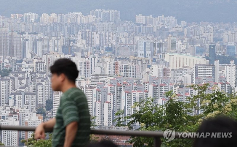 한국부동산원이 16일 발표한 전국주택가격동향조사에 따르면 7월 서울 집값은 전국 평균의 5배에 달하는 0.76%의 상승폭을 기록했다. 사진은 서울 남산에서 바라본 시내 아파트 모습. /사진=연합뉴스