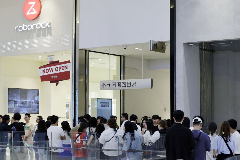 [하남=뉴시스] 최동준 기자 = 로봇청소기 기업 로보락이 경기 스타필드 하남에 플래그십 스토어를 오픈한 18일 시민들이 게임 이벤트에 참여하기 위해 길게 줄을 서 있다.이번 플래그십 스토어에서는 ▲로보락 S8 MaxV Ultra(S8 맥스V 울트라) ▲로보락 S8 Max Ultra(S8 맥스 울트라) 등 신제품 로봇청소기는 물론 무선 습건식 청소기 ▲Dyad Pro Combo(다이애드 프로 콤보) ▲Flexi Pro(플렉시 프로) ▲Flexi Lite(플렉시 라이트) 등 로보락의 다양한 제품 라인업을 자유롭게 체험할 수 있다. 20
