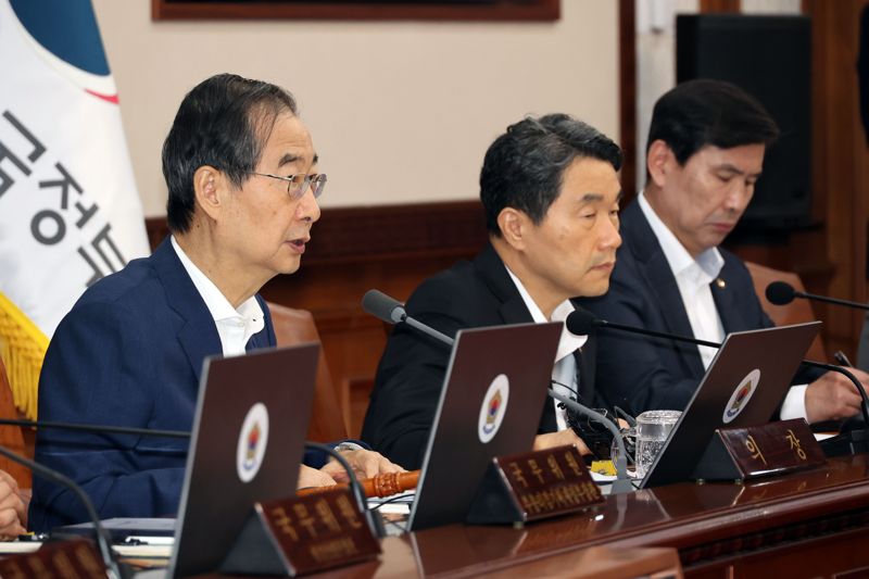 한덕수 국무총리가 13일 서울 종로구 정부서울청사에서 열린 국무회의를 주재하고 있다.<div id='ad_body2' class='ad_center'></div><div id='ad_body3' class='mbad_bottom' ></div> 사진=서동일 기자