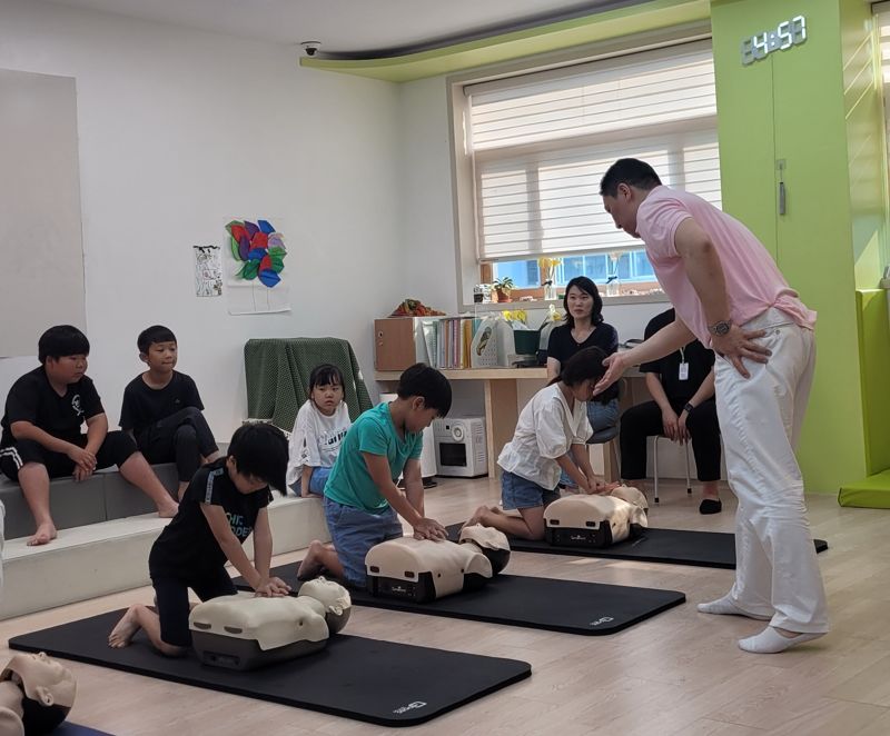 12일 서울 강남구 수서종합사회복지관 키움센터에서 진행된 물놀이 안전사고 예방 교육 현장. GKL 제공