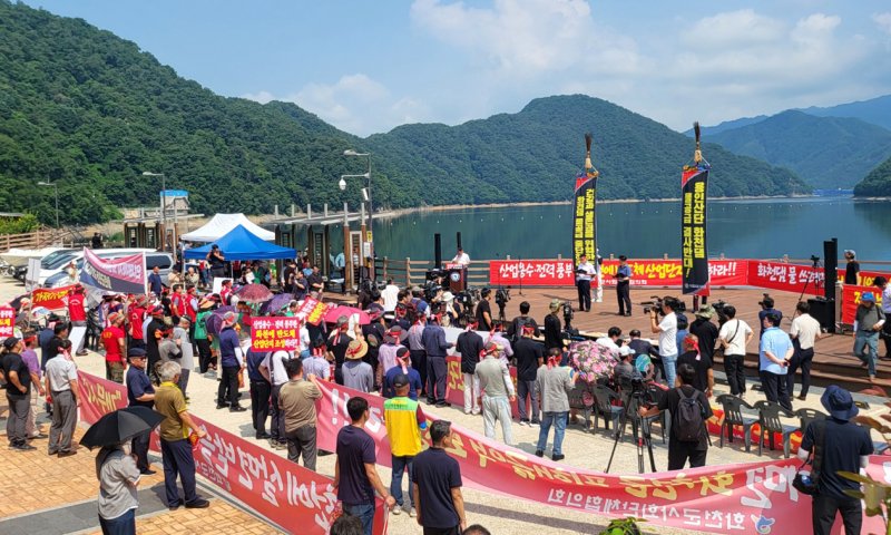 양구 수입천댐 건설과 화천댐의 용인 반도체 용수 공급 계획에 대한 지역사회의 반발이 확산되고 있다. 연합뉴스