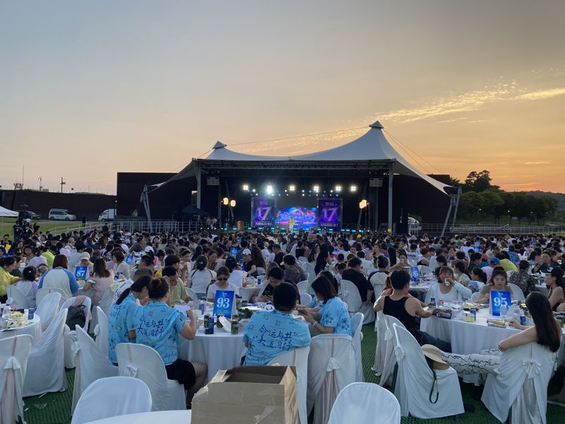 12일 경기도 파주 평화누리공원에서 열린 중국 인센티브 방한 단체의 치맥파티 현장. 한국관광공사 제공